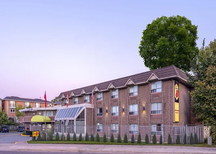 Hotel: Super 8 By Wyndham Toronto East On