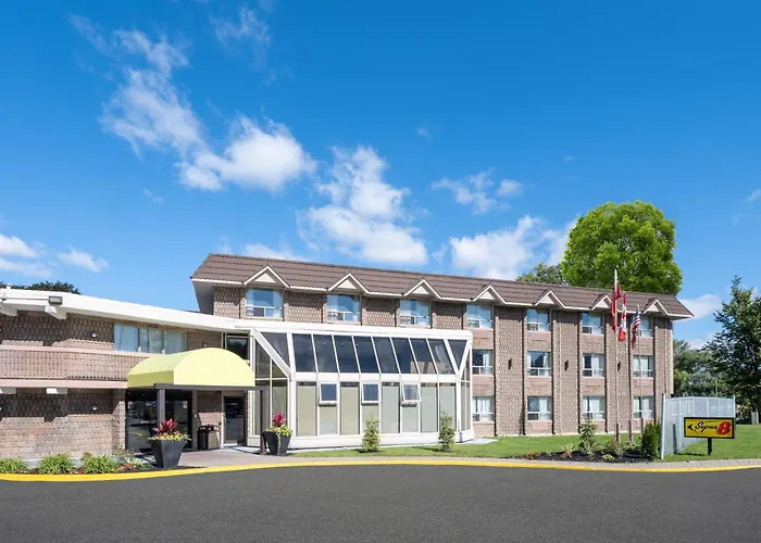Hotel: Super 8 By Wyndham Toronto East On